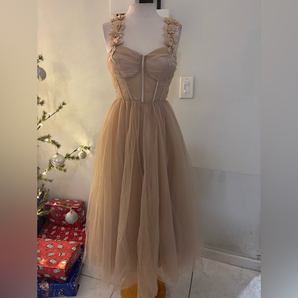 Elegant Taupe Tulle Prom Dress with Floral Straps